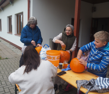 1.11.2025 Dlabání dýní.